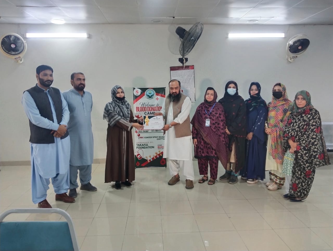 بزرگ خواتین میں کپڑے تقسیم کیے گئ