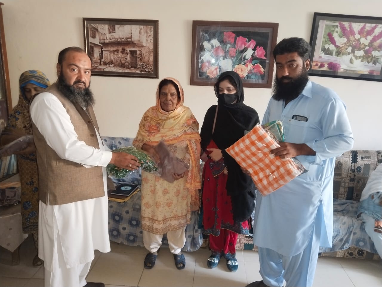 بزرگ خواتین میں کپڑے تقسیم کیے گئ
