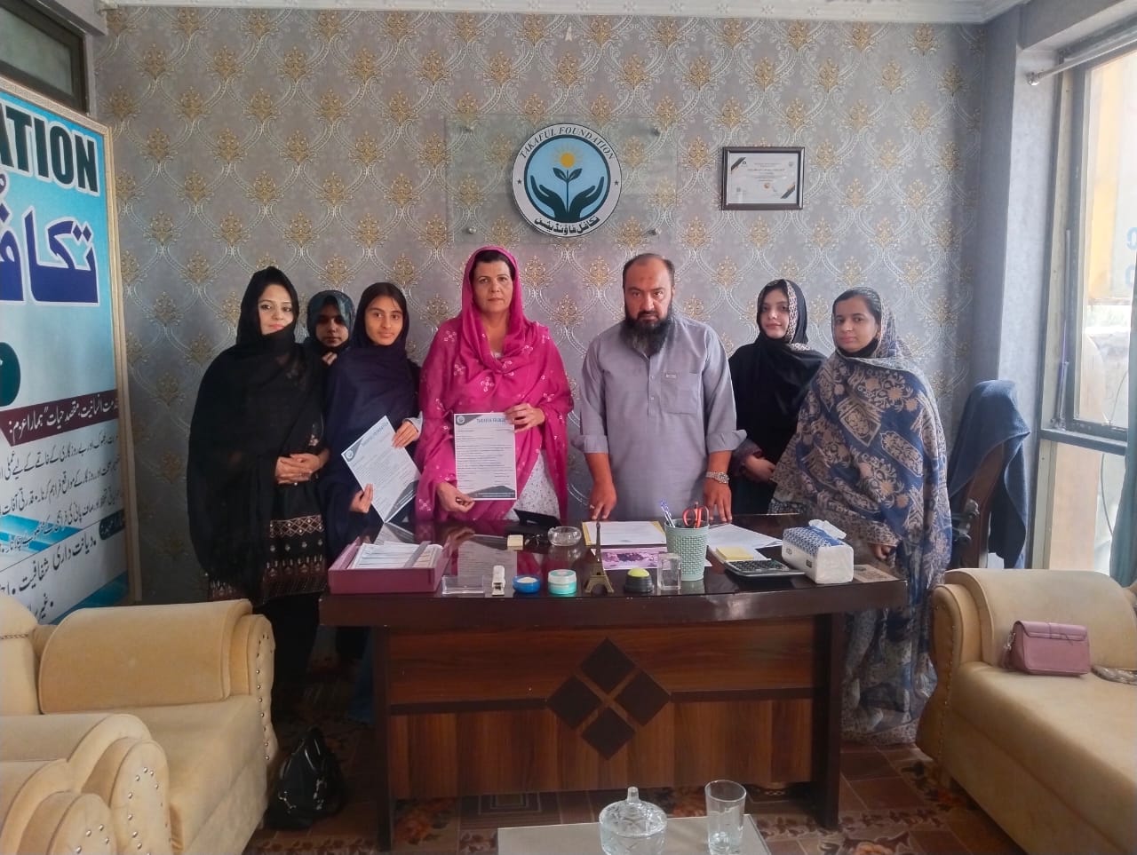بزرگ خواتین میں کپڑے تقسیم کیے گئ