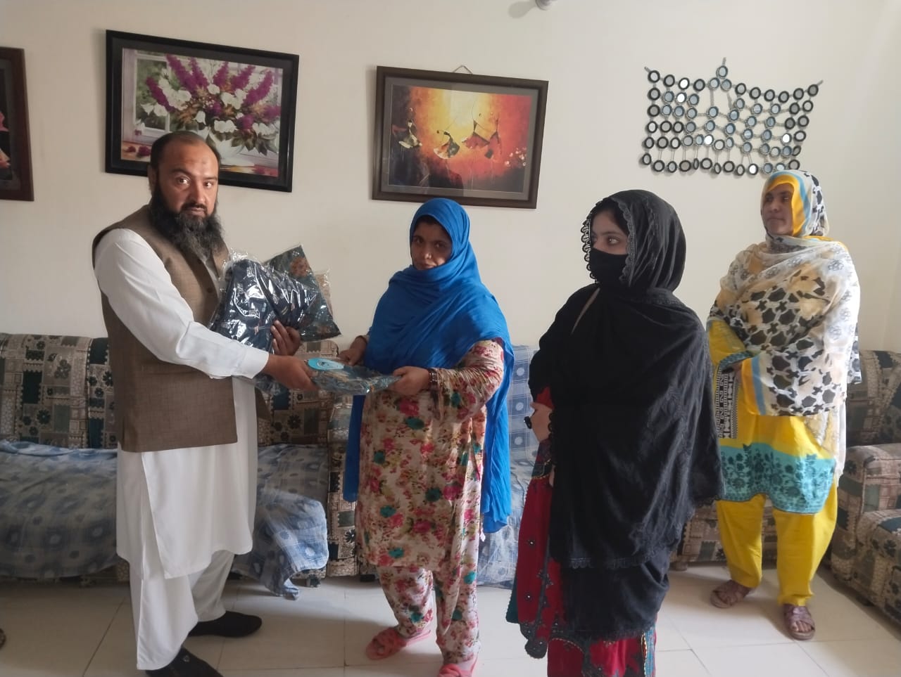 بزرگ خواتین میں کپڑے تقسیم کیے گئ